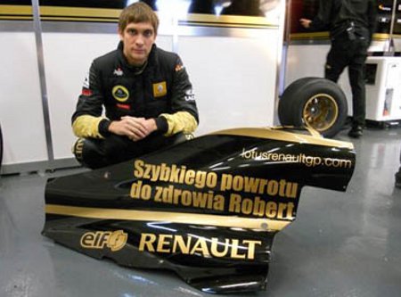 Mensaje de apoyo a Kubica en el coche de Petrov