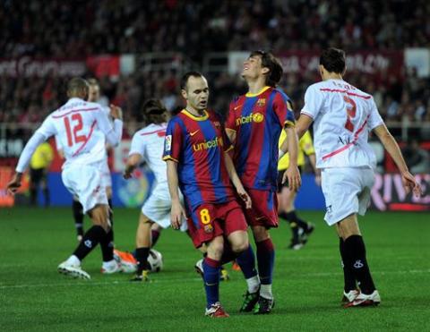 Liga Española 2010/11 1ª División: Sevilla y Barcelona empatan a uno y animan un poco la Liga