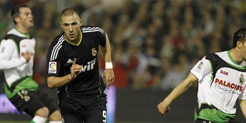 Liga Española 2010/11 1ª División: el Real Madrid gana por 1-3 al Racing de Santander con doblete de Benzema