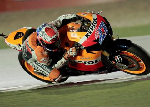 GP de Qatar de motociclismo: Casey Stoner consigue el primer triunfo en MotoGP por delante de Lorenzo y Pedrosa