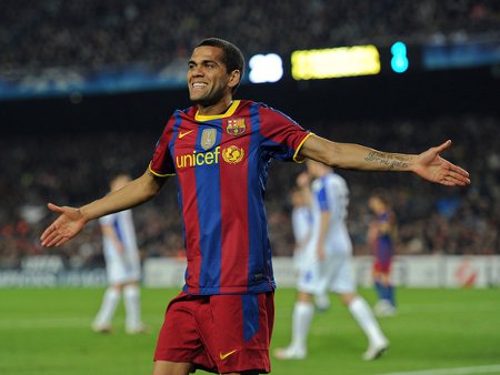 Dani Alves renueva con el Barcelona hasta 2015