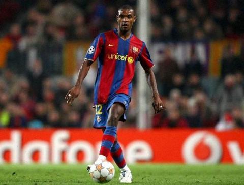 El F.C. Barcelona comunica que Eric Abidal deberá ser operado de un tumor en el hígado