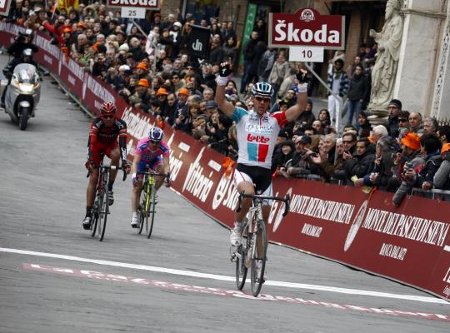 Philippe Gilbert gana la Strade Bianche 2011