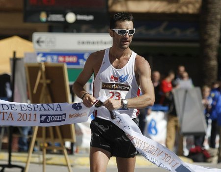 El marchador Paquillo Fernández regresó a la competición con victoria y con polémica