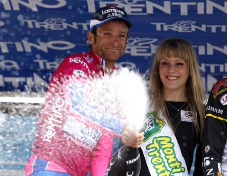 Michele Scarponi calienta motores para el Giro ganando en Trentino