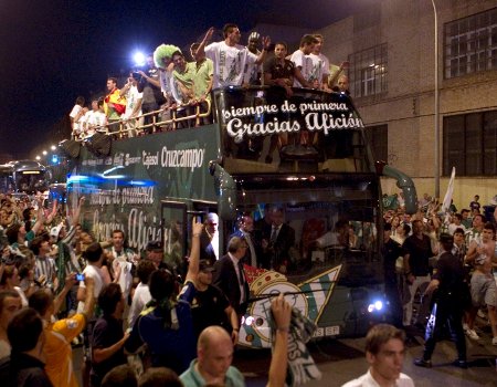 Liga Española 2010/11 2ª División: el Betis celebra su ascenso en el AVE