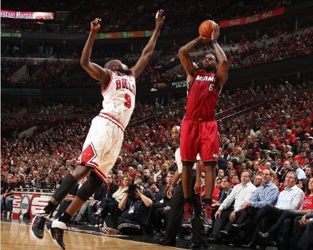 James-Deng Lebro James anotó 29 puntos en el triunfo de Miami Heat