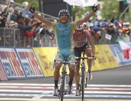 Paolo-Tiralongo Paolo Tiralongo gana delante de Alberto Contador