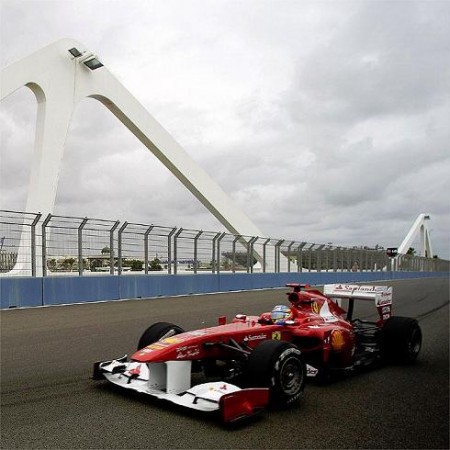 Fernando Alonso manda en los libres de Valencia 2011