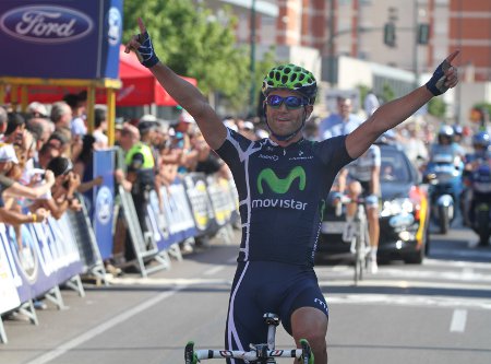 JJ-Rojas José Joaquín Rojas cruza la meta por delante de Alberto Contador