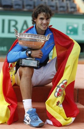 Nadal con la bandera de España en Roland Garros