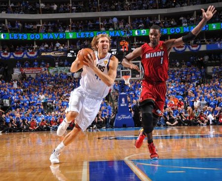 Nowitzky-Bosh Dirk Nowitzky supera la defensa de Chris Bosh