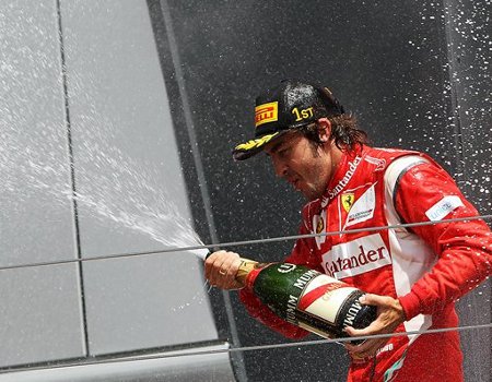 Fernando Alonso celebra la victoria en el GP de Gran Bretaña 