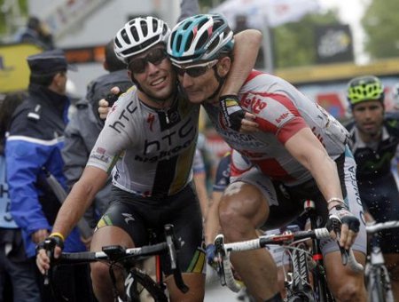 Cavendish-Greipel Cavendish y Greipel se abrazan al final de la etapa