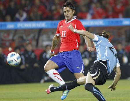 Chile-Uruguay El chileno Jara no puede evitar la entrada del uruguayo Cáceres