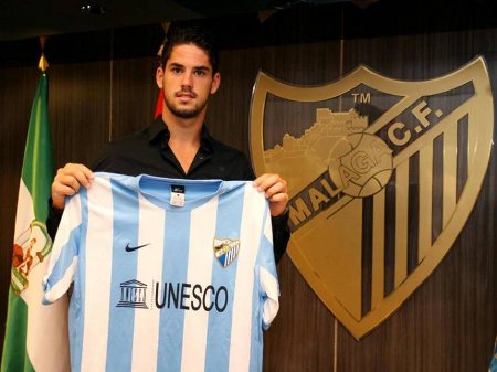 El delantero Isco posa con la camiseta del Málaga