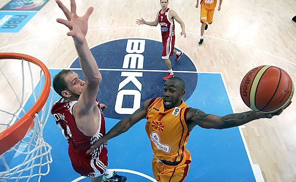 McCalebb intenta una bandeja a canasta