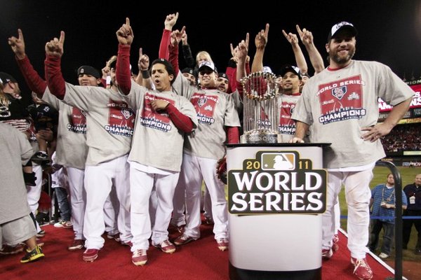 Los Cardinlas recogen su trofeo como ganadores de la World Series 2011