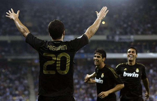 Higuaín marcó tres goles al Espanyol