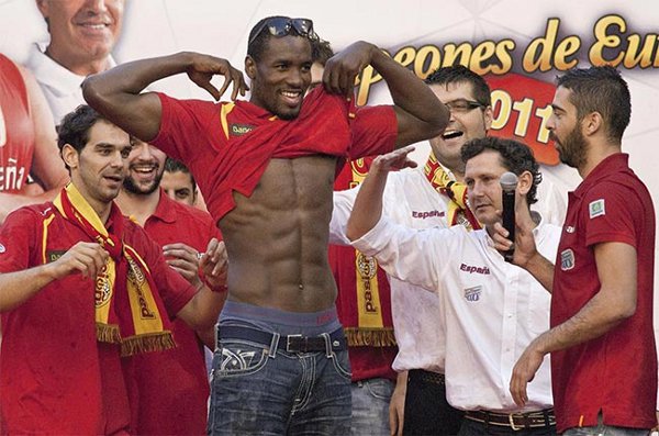 Serge Ibaka Ibaka muestra sus abdominales durante la fiesta