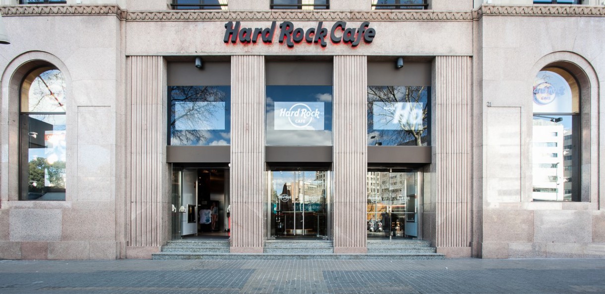 Un Sant Jordi solidario en el Hard Rock Café con rosas y libros