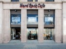 Un Sant Jordi solidario en el Hard Rock Café con rosas y libros