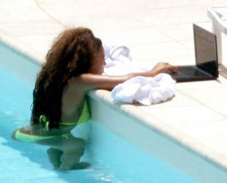 Beyoncé con un MacBook Black