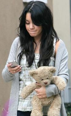 Vanessa Hudgens con su iPhone