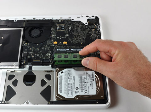 iFixit desmonta uno de los nuevos MacBooks de policarbonato