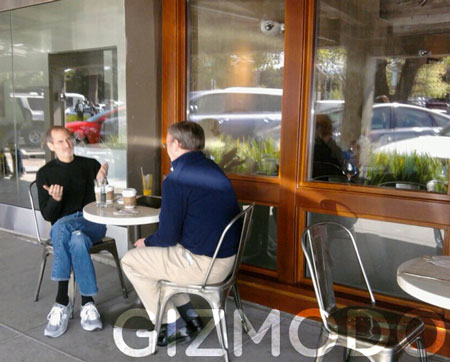 Eric Schmidt y Steve Jobs toman café muy a gustitito