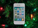 El iPhone 4 blanco colgado en un árbol de navidad