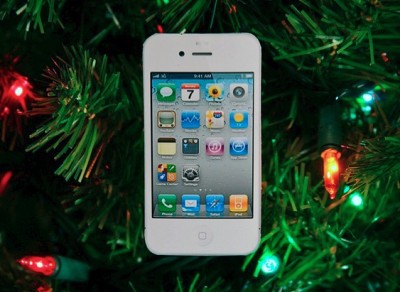 El iPhone 4 blanco colgado en un árbol de navidad