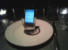 Meter el iPhone dentro de un vaso ayuda a mejorar la cobertura