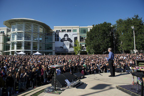 Apple rinde homenaje a su fundador Steve Jobs