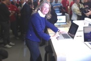 Alcaldesa Marbella en la Apple Store