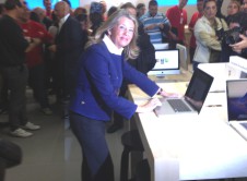 Alcaldesa Marbella en la Apple Store