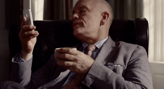 John Malkovich filosofando y bromeando con Siri