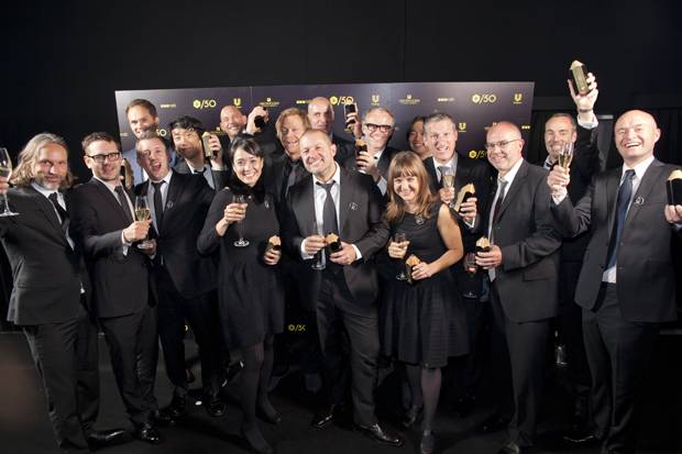 Todo el equipo de diseño de Apple, con Sir Jonathan Ive a la cabeza, recogen el prestigioso premio D&AD