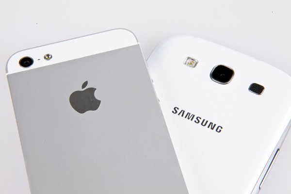 Consumidores de iPhone y Galaxy SIII, prácticamente iguales