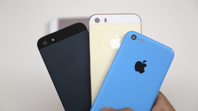 El iPhone 5S dorado y el iPhone 5C aparecen juntos en un vídeo