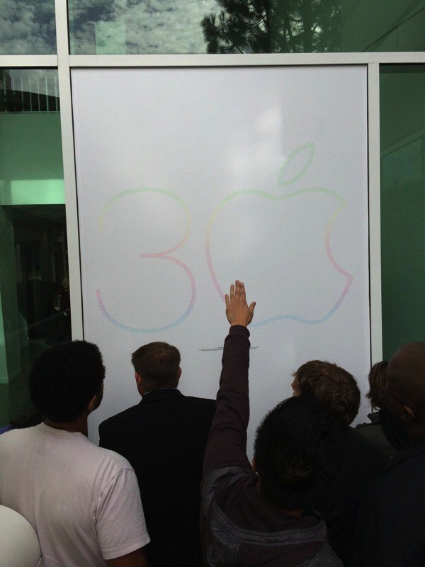 Todos los trabajadores de la historia de Apple en el poster conmemorativo del 30 Aniversario del Macintosh