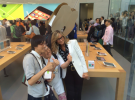 Angela Ahrendts inaugura la Apple Store de Omotesando, en Tokio