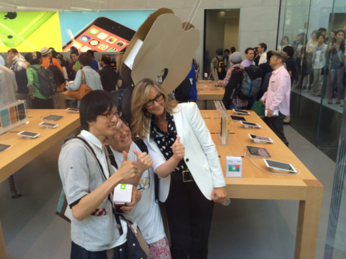 Angela Ahrendts inaugura la Apple Store de Omotesando, en Tokio