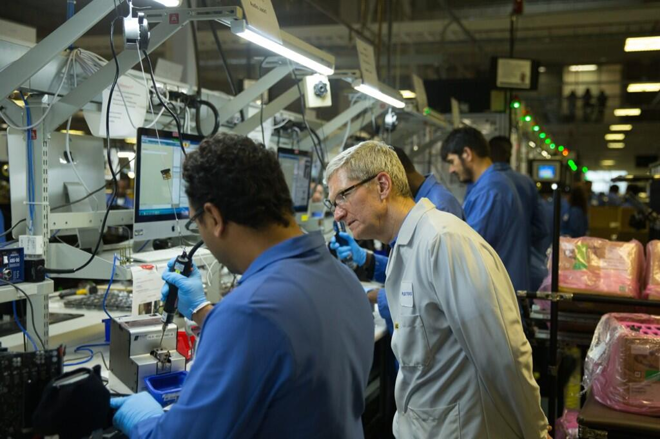 Tim Cook, orgulloso de la mano de obra americana en su visita a Austin