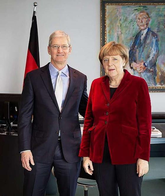 Tim Cook se reune en Alemania con la canciller Angela Merkel para hablar sobre temas de seguridad