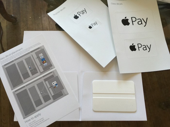 Apple comienza a enviar pegatinas con el logo de Apple Pay a los comercios