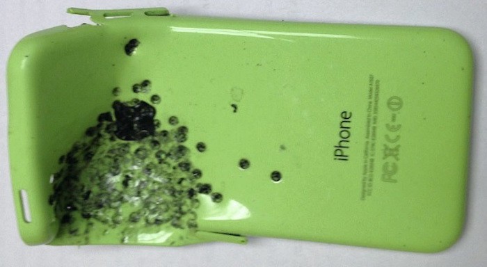 Un hombre sobrevive a un disparo gracias a su iPhone 5c