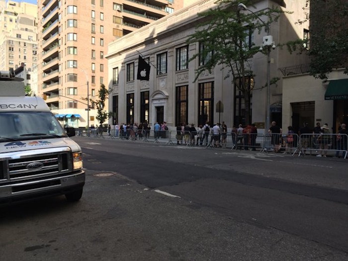 Se inaugura la polémica Apple Store del Upper East Side con la presencia de Angela Ahrendts