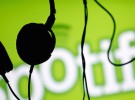 Spotify planearía introducir más restricciones a su modelo gratuito, presionada por las discográficas