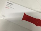 Una correa de Apple Watch PRODUCT (RED) se escapa de la Apple Store cerrada